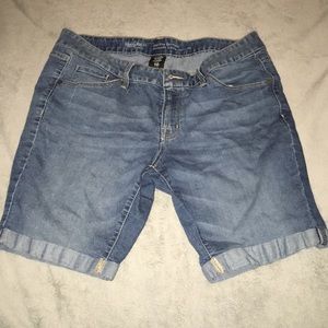 Super cute Bermuda shorts !!